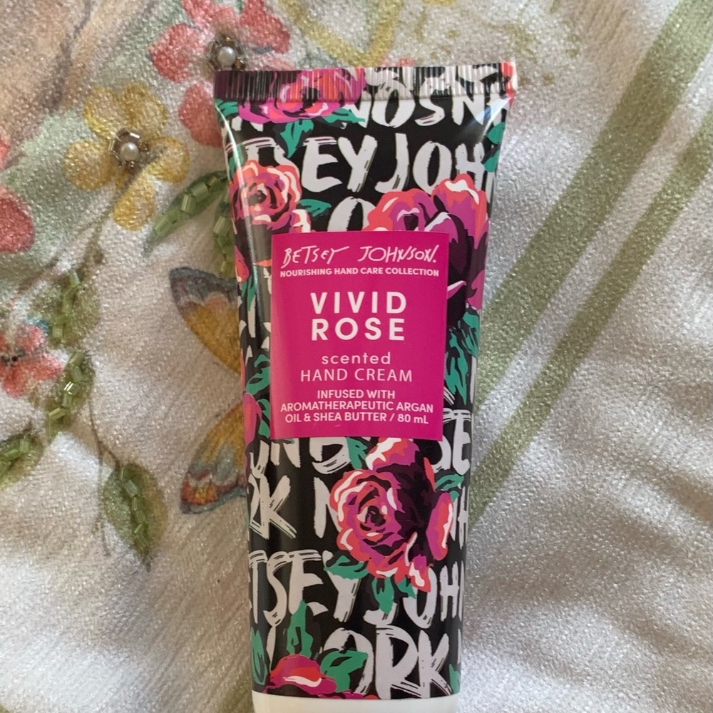 Betsey Johnson Vivid Rose Scented Hand Cream 80ml - Picture 6 of 6
